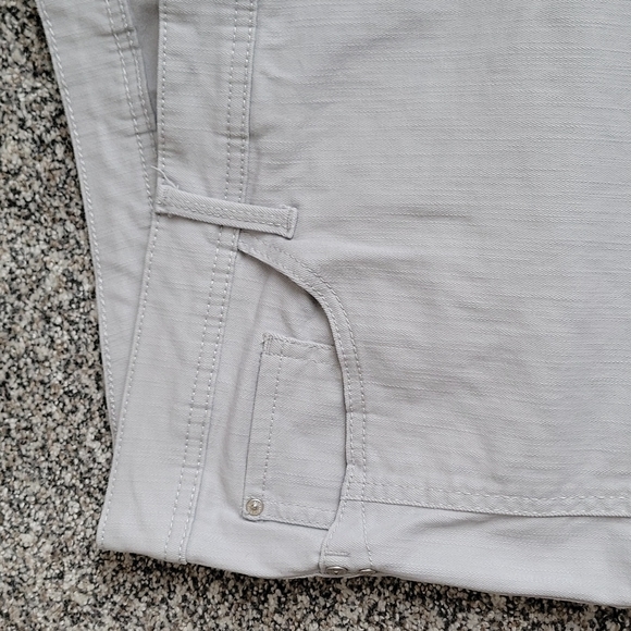 Gloria Vanderbilt Light Grey Capris!!! - Picture 4 of 10
